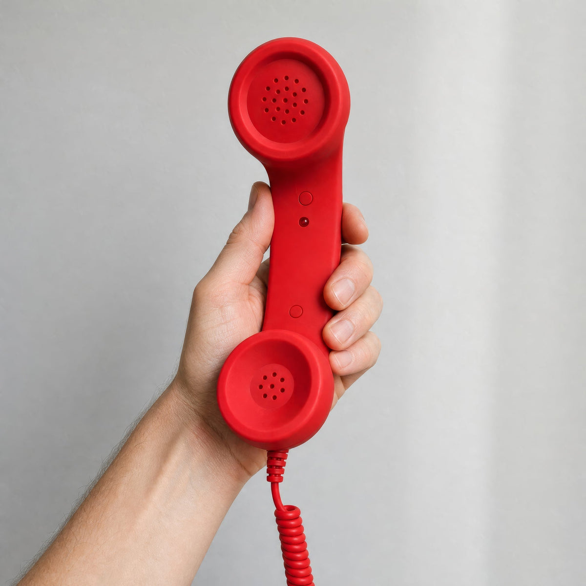 Retro telefonlur till mobilen som hålls i handen